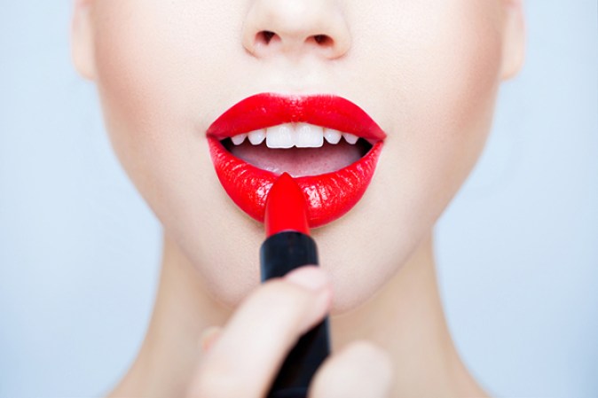 Labios rojo pasión. Lo que hace sentir más sexy a una mujer, según una encuesta entre lectoras de Cosmos, son unos labios con lápiz labial rojo intenso y toque gloss.