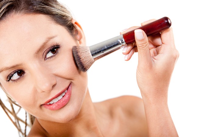 Piel celestial: Para la base del maquillaje, pigmentos nacarados blancos se ven mejor en una piel clara; los tonos rosados funcionan para cualquiera de las demás pieles.