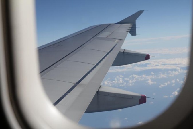 Busca los asientos junto a las alas del avión, es donde se siente menos la turbulencia.