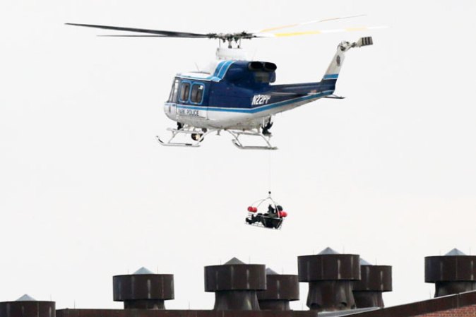 Las autoridades emplearon helicópteros para rescatar a posibles víctimas.