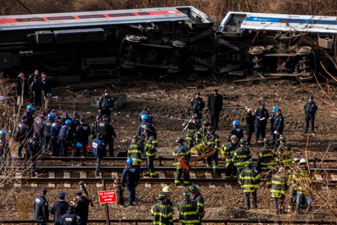1 DE DICIEMBRE, 2013: El descarrilamiento de un tren del Metro North deja muertos y varios heridos en el Bronx, Nueva York.