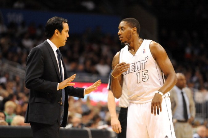 El coach Eric Spolestra y Mario Chalmers #15