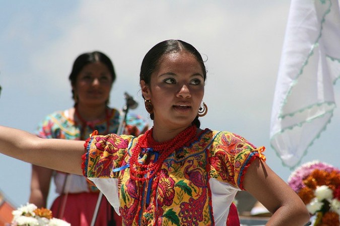 Los representantes de cada región visten trajes de gala de sus respectivos pueblos, en los que destacan los bordados a mano.