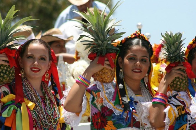 Guelaguetza es una palabra de origen zapoteco designa la acción de ofrendar, compartir o regalar.