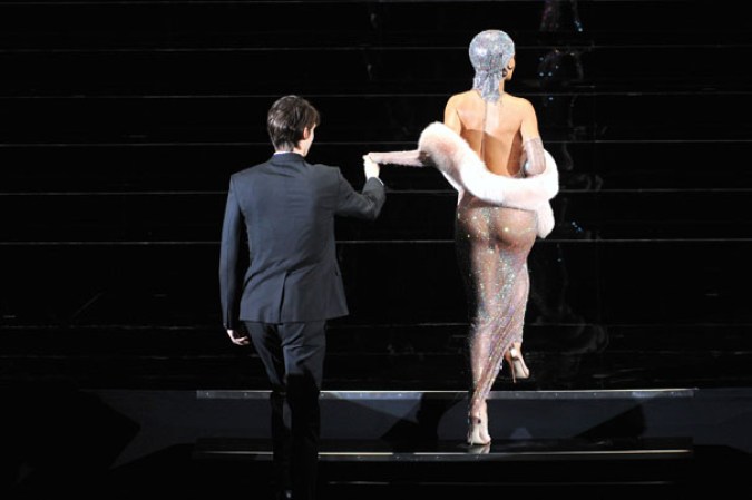 En esta foto Rihanna es encaminada a recibir el premio "ícono de la moda 2014".