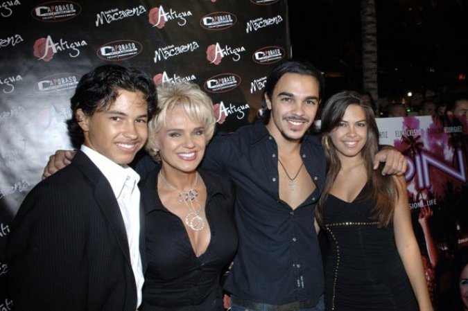 Shalim Ortiz es el hijo mayor de la actriz y presentadora dominicana Charytín Goyco y el productor puertorriqueño Elín Ortiz.