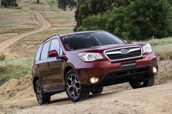 Subaru Forester: Tiene un amplio espacio interior y está disponible con un motor turbicargado, lo que la hace bastante competitiva en el grupo de las crossovers/SUVs pequeñas.