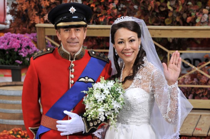 ¿Kate Middleton y el Príncipe Williams? ¡No! Son presentadores de Today Show, Matt Lauer y Ann Curry, quienes posan celebrando Halloween en los estudios de NBC en New York.