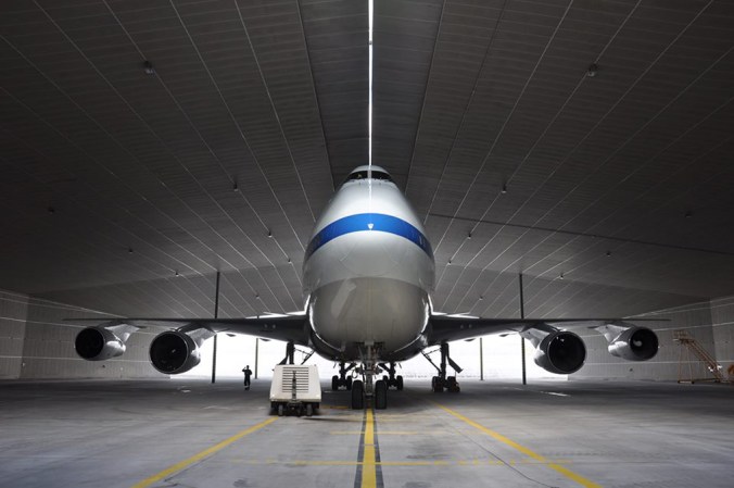 NASA's Stratospheric Observatory de astronimía infraroja (SOFIA) dentro del hangar de Lufthansa en Hamburgo.