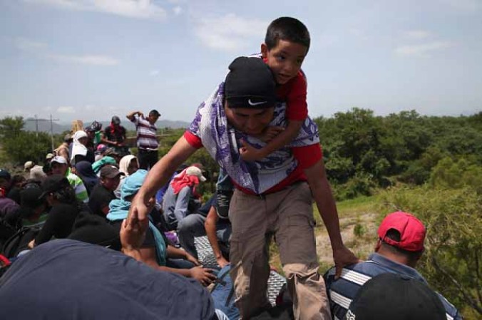 Viajeros de "la bestia" camino a la esperanza.