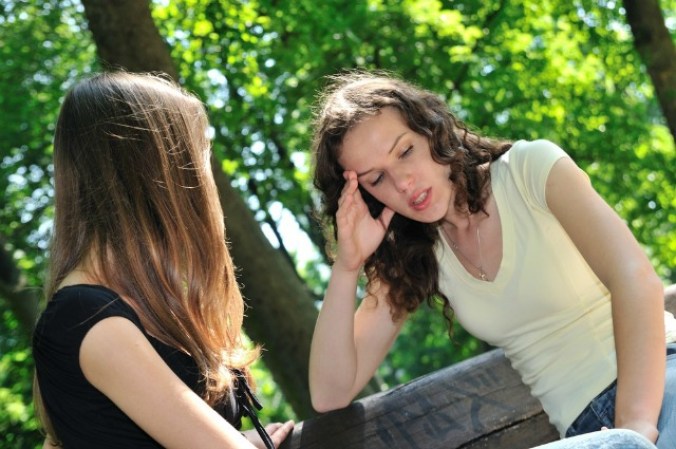4. Habla con una buena amiga. Gran parte del éxito de las terapias, es que el profesional con que acudas te hace hablar, sacar todo lo que te atormenta o te intranquiliza; lo que te hace sentir triste y así, mientras hablas, liberas esas emociones que no resultan positivas.