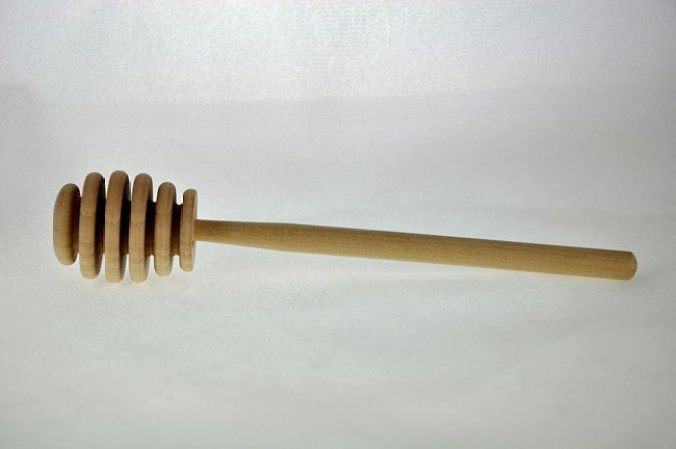 Cucharon miel, sus ranuras hacen que la miel se enrolle en la cuchara y no gotee. Dosificando la cantidad exacta necesaria.