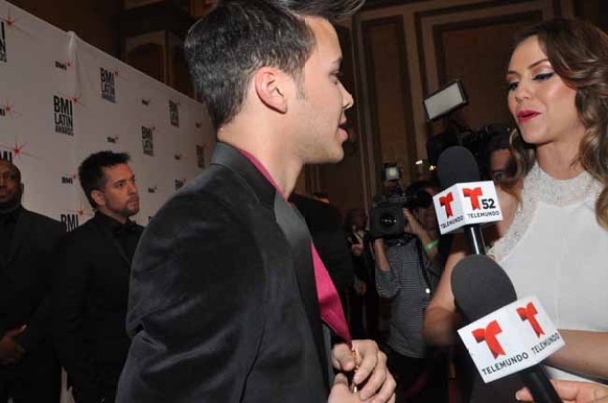 El artista dominicano recibió además cuatro premios en reconocimiento de sencillos que han estado entre las canciones más tocadas en la radio y televisión en EEUU, estas son "Mi última carta", "El amor que perdimos", "Las cosas pequeñas" y "Ven conmigo".