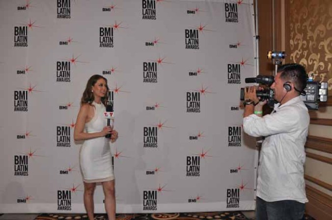 Jessica Carrillo, de "Acceso Total", graba desde el Hotel Bellagio.