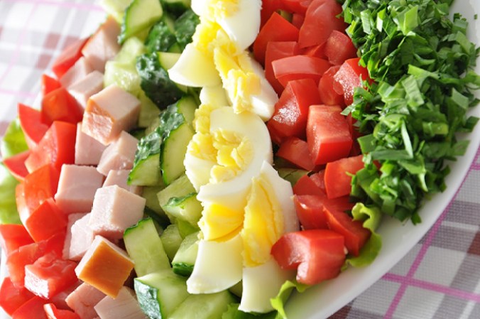 Procura que tu plato sea colorido; un buen plan de alimentación debe ser equilibrado y acorde con tu estilo de vida y tus actividades. Evita la monotonía en tu dieta e incluye todos los grupos de alimentos.
