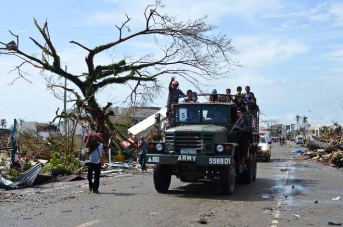 El tifón barrió seis islas del centro de las Filipinas, demoliendo edificios y arrasando viviendas de la costa.