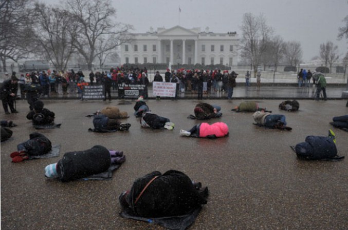 Activistas pro-vida protestan frente a la Casa Blanca el 21 de enero de 2014 en Washington, D.C. en contra del aborto.