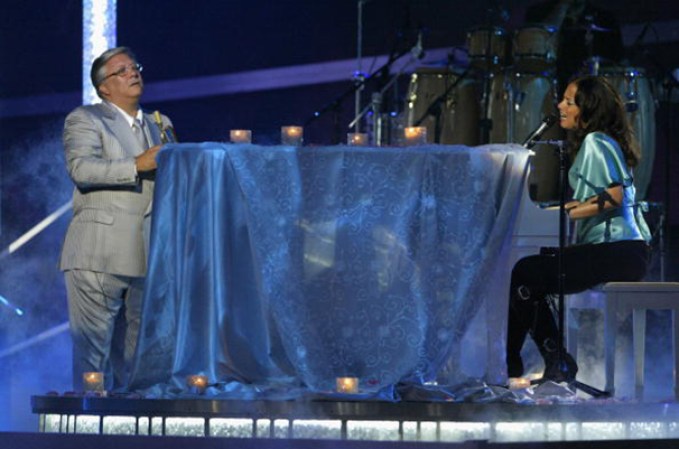 2004.- Arturo Sandoval hipnotizó al mundo cantando jazz junto a la bellísima Alicia Keys, en un dueto que quedará en el recuerdo de muchos.