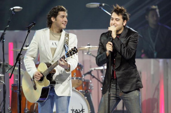 El grupo musical de pop music, Reik, se divierte durante el escenario mientras el público, de pie, baila a su ritmo.