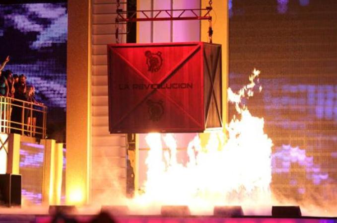 Wisin y Yandel llegan al escenario en los Billboard Latin Music Awards del 2010dentro de un gran container y rodeados de fuego. Espectacular.