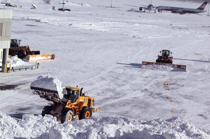 Una poderosa tormenta de nieve toca al noroeste del país, dejando al área tri estatal de Nueva York cubierta de hielo.
