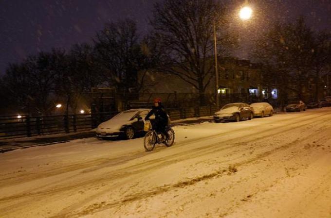 Una poderosa tormenta de nieve afecta al noroeste del país, dejando al área tri estatal de Nueva York cubierta de hielo.