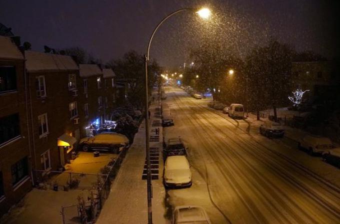 Una poderosa tormenta de nieve afecta al noroeste del país, dejando al área tri estatal de Nueva York cubierta de hielo.