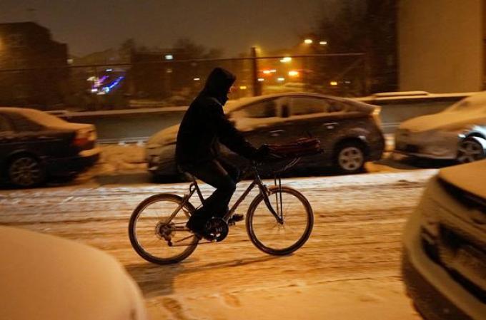 Una poderosa tormenta de nieve afecta al noroeste del país, dejando al área tri estatal de Nueva York cubierta de hielo.