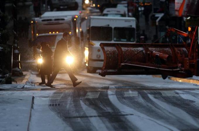 Una poderosa tormenta de nieve afecta al noroeste del país, dejando al área tri estatal de Nueva York cubierta de hielo.