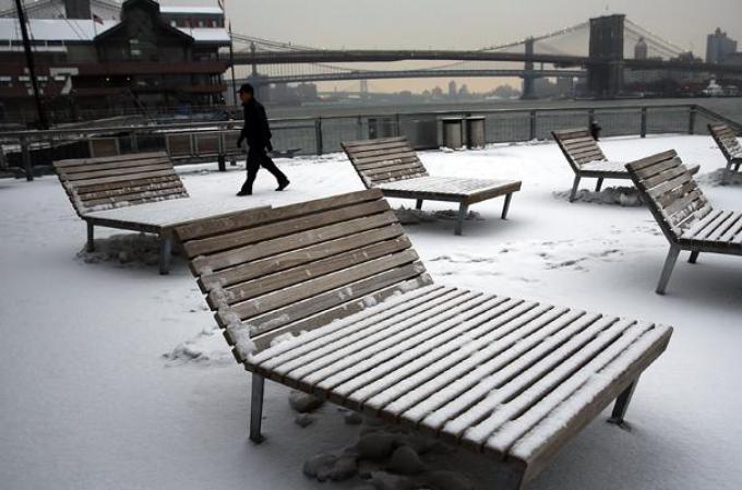 Una poderosa tormenta de nieve afecta al noroeste del país, dejando al área tri estatal de Nueva York cubierta de hielo.