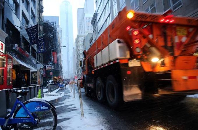 Una poderosa tormenta de nieve afecta al noroeste del país, dejando al área tri estatal de Nueva York cubierta de hielo.