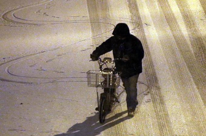 Una poderosa tormenta de nieve toca al noroeste del país, dejando al área tri estatal de Nueva York cubierta de hielo.