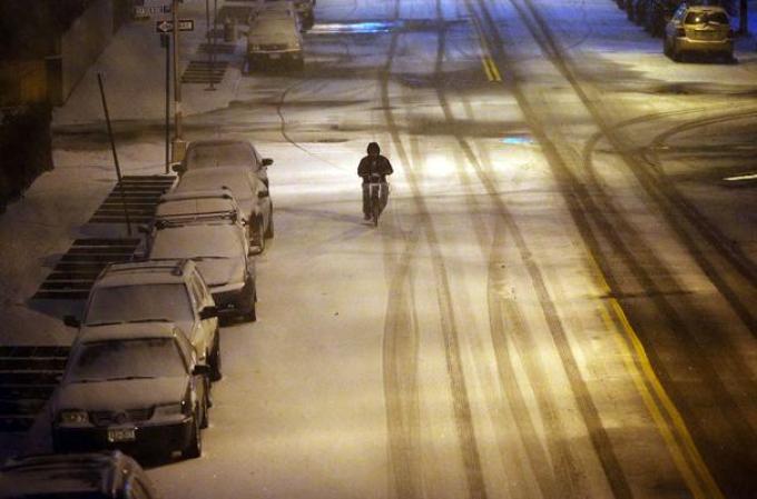Una poderosa tormenta de nieve toca al noroeste del país, dejando al área tri estatal de Nueva York cubierta de hielo.