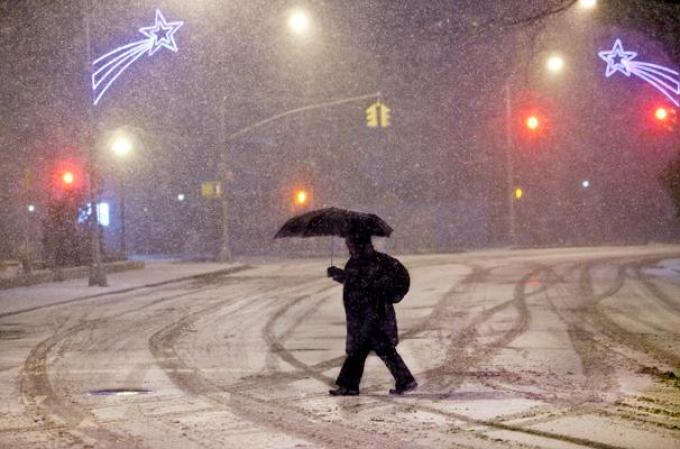 Una poderosa tormenta de nieve toca al noroeste del país, dejando al área tri estatal de Nueva York cubierta de hielo.