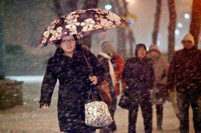 Una poderosa tormenta de nieve toca al noroeste del país, dejando al área tri estatal de Nueva York cubierta de hielo.