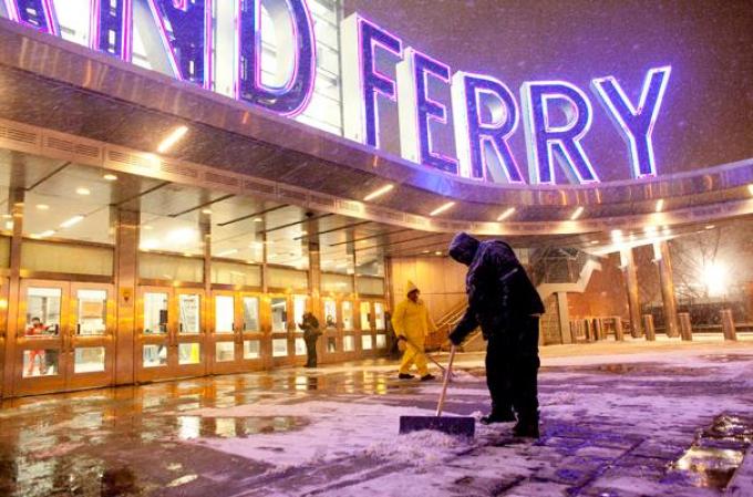 Una poderosa tormenta de nieve toca al noroeste del país, dejando al área tri estatal de Nueva York cubierta de hielo.