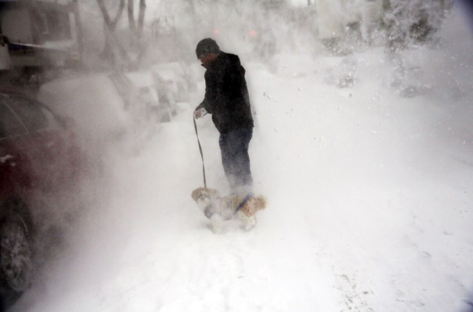Una poderosa tormenta de nieve toca al noroeste del país, dejando al área tri estatal de Nueva York cubierta de hielo.