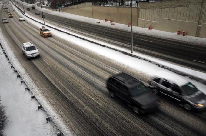 Una poderosa tormenta de nieve toca al noroeste del país, dejando al área tri estatal de Nueva York cubierta de hielo.