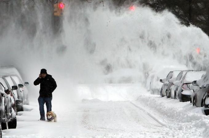 Una poderosa tormenta de nieve toca al noroeste del país, dejando al área tri estatal de Nueva York cubierta de hielo.