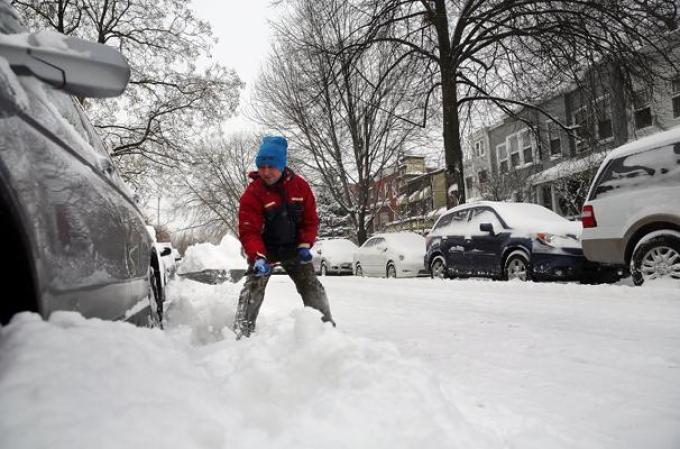 Una poderosa tormenta de nieve toca al noroeste del país, dejando al área tri estatal de Nueva York cubierta de hielo.