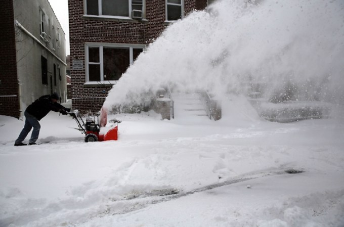 Una poderosa tormenta de nieve toca al noroeste del país, dejando al área tri estatal de Nueva York cubierta de hielo.