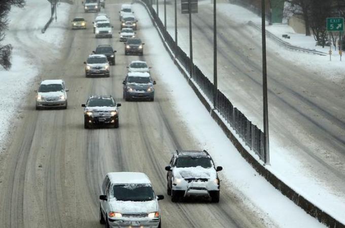 Una poderosa tormenta de nieve toca al noroeste del país, dejando al área tri estatal de Nueva York cubierta de hielo.