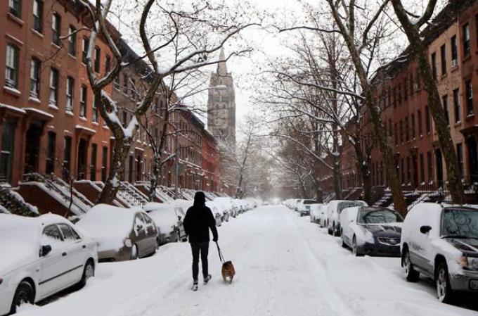 Una poderosa tormenta de nieve toca al noroeste del país, dejando al área tri estatal de Nueva York cubierta de hielo.