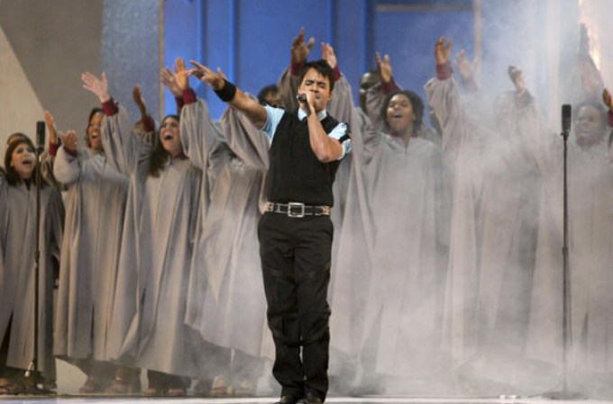 2005.-Luis Fonsi con toda su pasión y juventud liderando un coro magnífico.