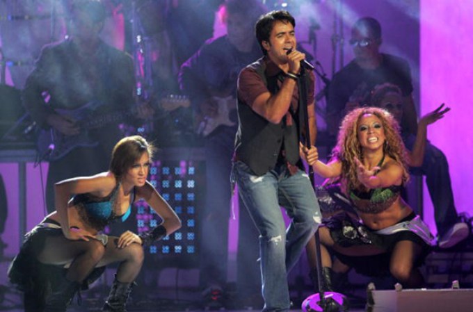 Luis Fonsi se mueve por el escenario con talento y audacia para lograr una performance inolvidable.