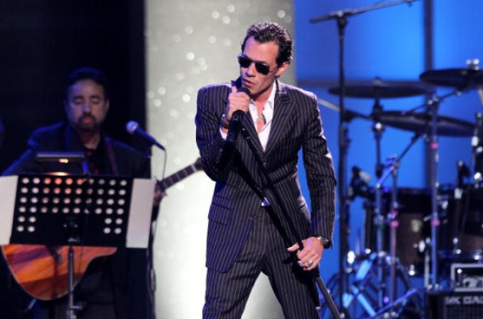 Marc Anthony, madura y seductor, enamora con el micrófono.