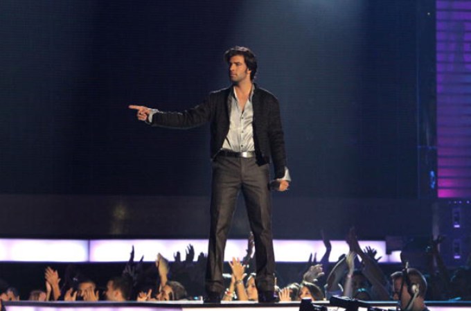 Jencarlos Canela, sexy, talentoso, conquista la noche con su carisma.