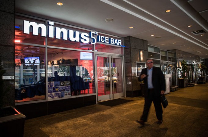 Alrededor de 350 bloques de hielo, con un peso de hasta 100 libras, fueron usados en el Minus5 Ice Bar.
