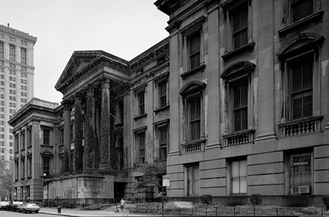 Tweed fue el responsable de la construcción de la corte en la calle Chambers, conocida como “Tweed Courthouse”, a un precio astronómico que hoy costaría billones.