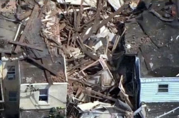 Los vecinos reportaron una estruendosa explosión, la cual requirió de rescatistas adicionales en el bloque número 400 de la calle Daly.